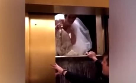 بالفيديو.. في ليلة زفافها.. عروس تتعرض لموقف محرج في المصعد