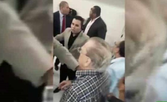 بالفيديو.. اندلاع الاشتباكات بين حراس فندق ترامب للمرة الـ4 لهذا السبب!