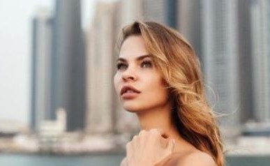 فاتنة روسية وخبيرة في الإغواء تعرض صفقة على واشنطن بعد القبض عليها بمركز جنسي