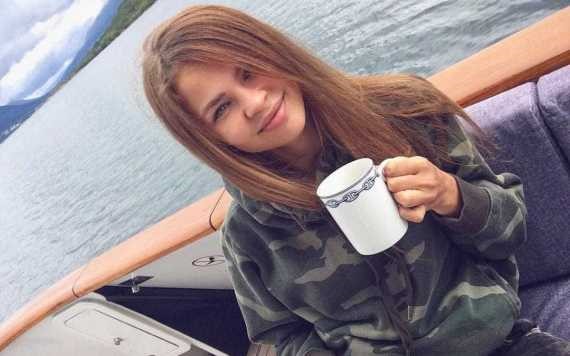 فاتنة روسية وخبيرة في الإغواء تعرض صفقة على واشنطن بعد القبض عليها بمركز جنسي