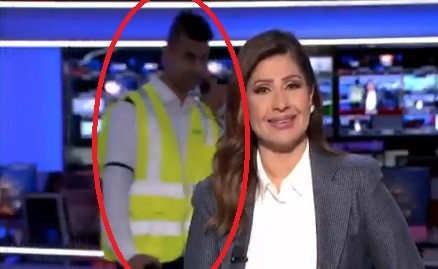 بالفيديو- رجل أمن يقتحم استديو قناة العربية لإخراج المذيعة من النشرة!