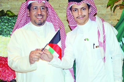   علم الكويت يرفرف في السعودية