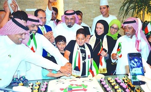 مشاركة جماعية في قطع كيكة الاحتفال﻿