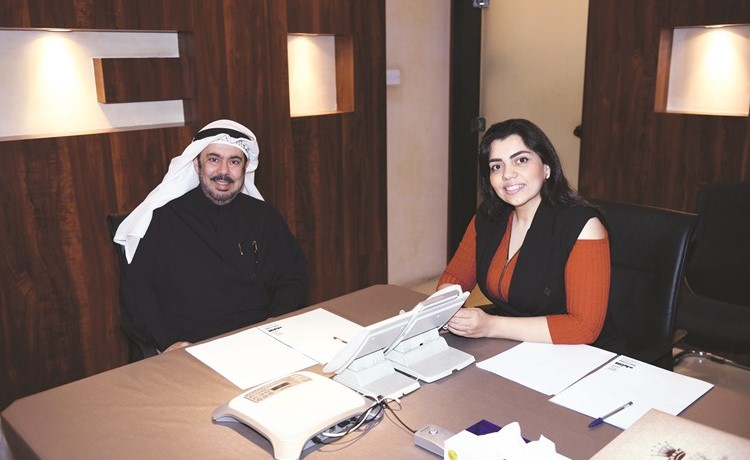 الفنان عبدالعزيز المسلم مع الزميلة أميرة عزام في ديوانية الأنباء	(هاني الشمري)﻿