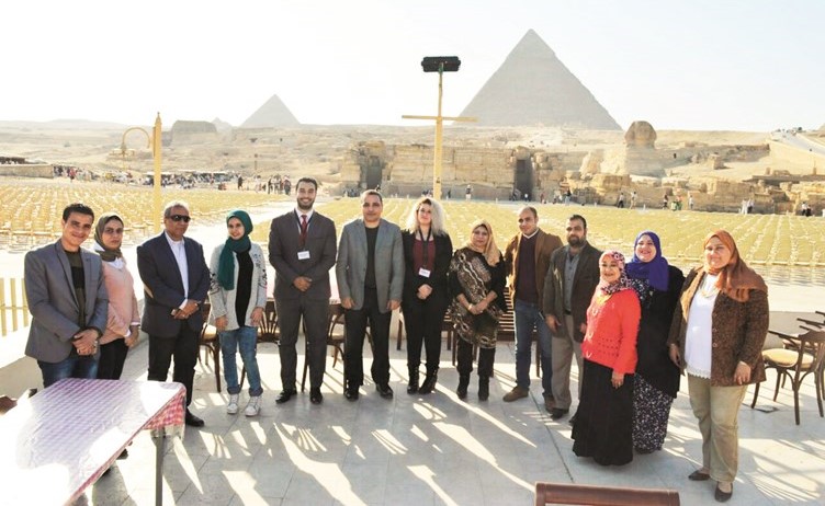 مصطفى يتوسط مجموعة من الإعلاميين في موقع عروض أوبرا عايدة بالأهرامات ﻿