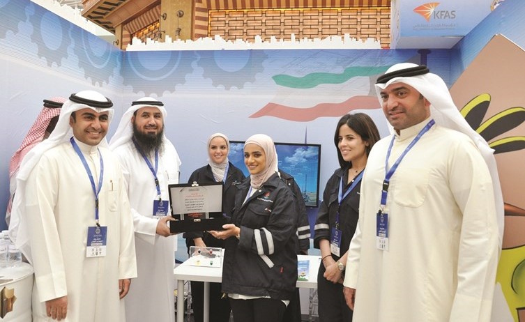 تكريم دعاء العوضي وفريق عمل مهندسات البترول الوطنية﻿