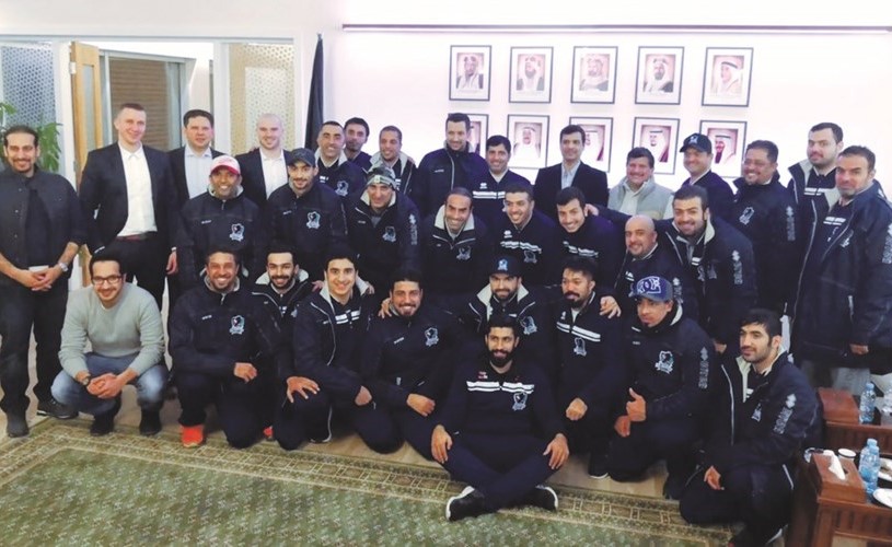 أعضاء المنتخب الكويتي لهوكي الجليد في لقطة تذكارية مع السفير ناصر المطيري خلال حفل العشاء الذي نظمه للوفد﻿