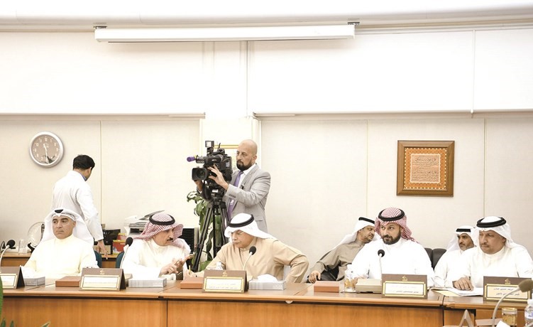الشيخ خالد الجراح وأركان وزارة الداخلية خلال اجتماع لجنة حقوق الإنسان﻿