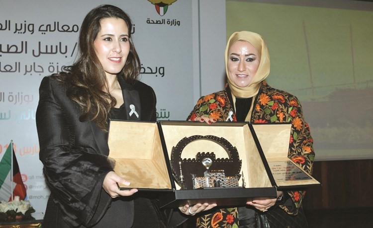 د.غالية المطيري خلال تكريم الشيخة عزة الجابر الذي تسلمته ابنتها-(قاسم باشا)﻿