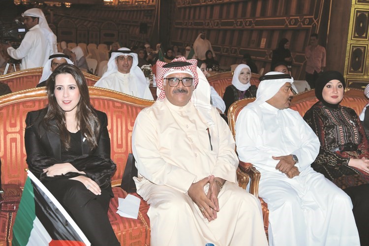 الفنانان داود حسين وعبدالرحمن العقل في مقدمة الحضور﻿