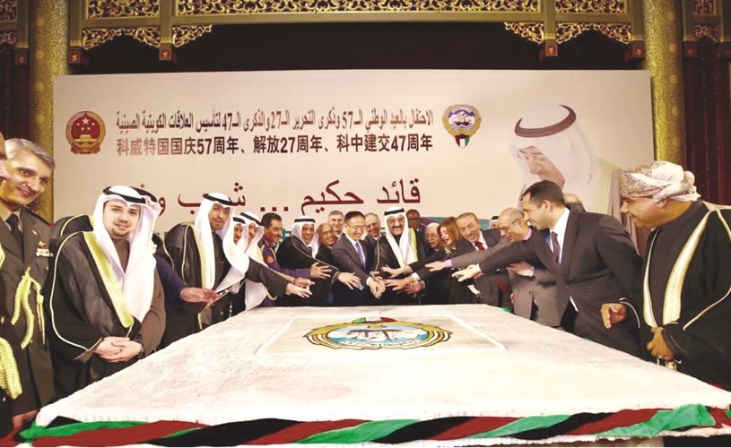 السفير سميح جوهر حيات وتشن شياو دونغ وجانب من الحضور لدى قطع كعكة الاحتفال بسفارتنا في بكين﻿