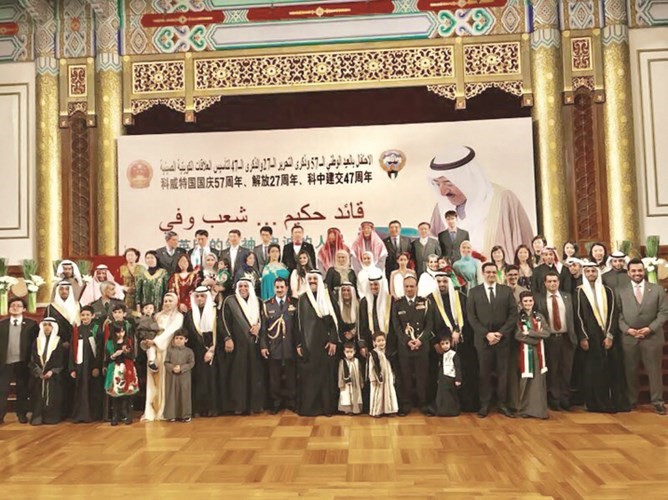  لقطة جماعية بعدد من الحضور في احتفال سفارتنا لدى الصين بالاعياد الوطنية﻿
