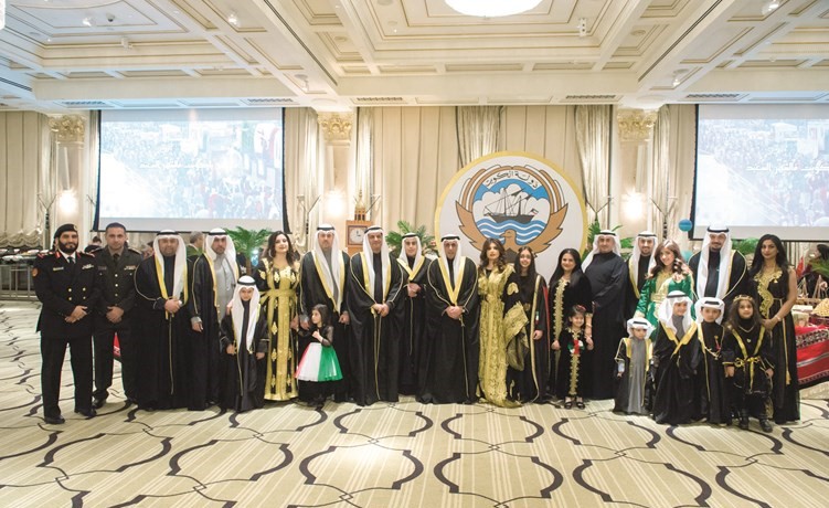 السفير عبدالعزيز العدواني وأعضاء البعثة الديبلوماسية الكويتية في موسكو في لقطة جماعية خلال حفل الاستقبال بمناسبة الأعياد الوطنية﻿