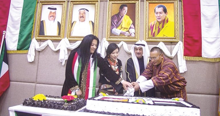 قطع كعكة الحفل في سفارتنا بمملكة بوتان ﻿