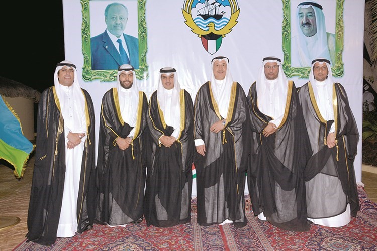 السفير يوسف القبندي مع عدد من المشاركين في حفل سفارتنا في جيبوتي ﻿