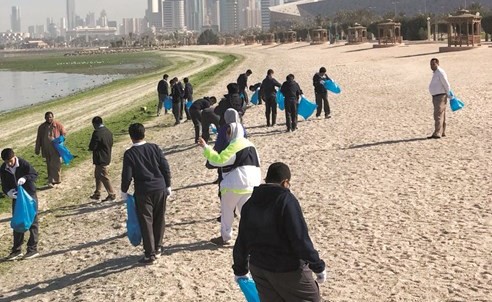 الطلبة خلال حملة التنظيف ﻿