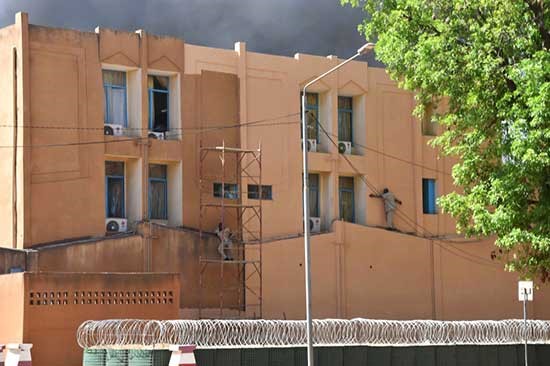 الرئيس الفرنسي يتابع مباشرة تطورات الوضع في بوركينا فاسو