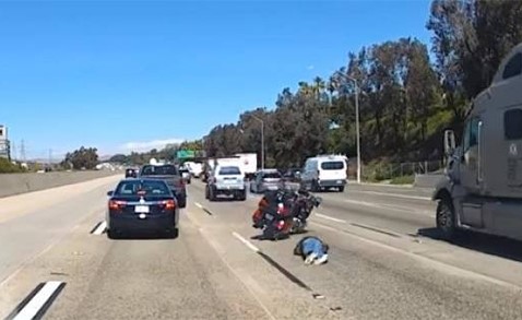 بالفيديو.. قائد دراجة نارية ينجو بأعجوبة من الموت بعد حادث مروري