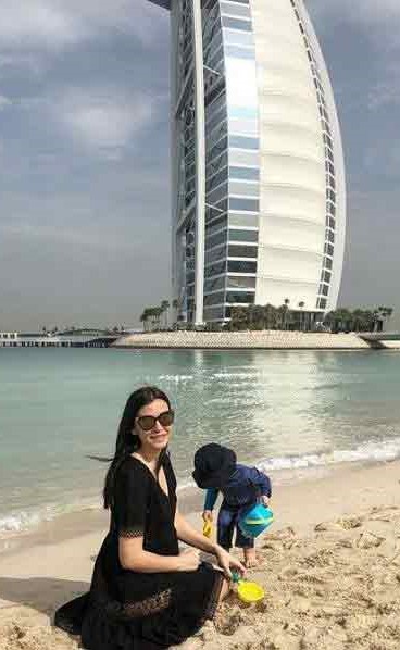 بالصور.. إنجين دوزيان "أرطغرل" يقضي العطلة مع زوجته في دبي