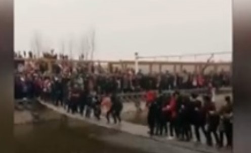 بالفيديو... نهاية صادمة لسائحين يتأرجحون على جسر مشاة