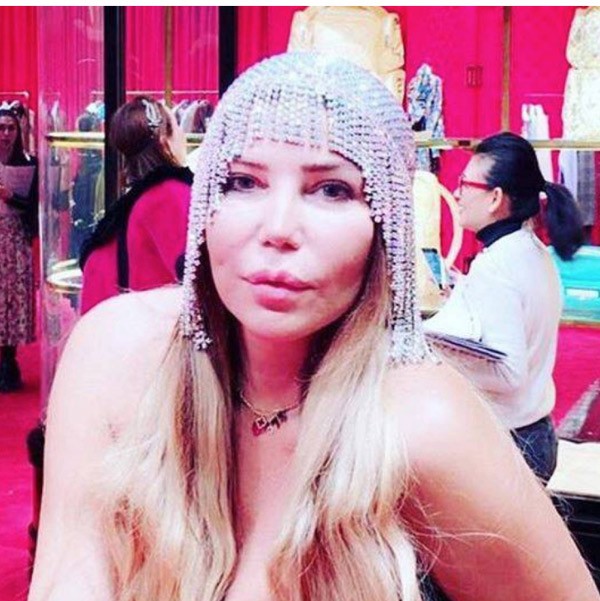 شاهد .. صورة صادمة للفنانة اللبنانية “مي حريري” بدون مكياج
