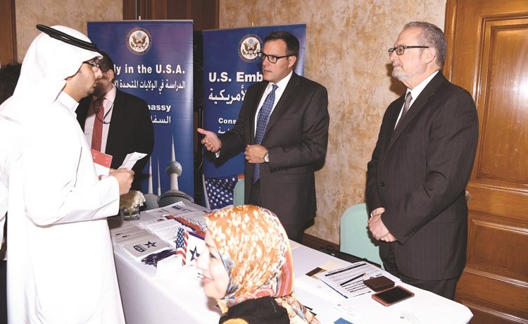 سيلفرمان متابعا الرد على اسئلة احد الطلبة﻿