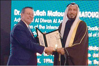 د.عبدالله المعتوق يتسلم جائزة اسطنبول الديبلوماسية في حفل جوائز اسطنبول للعالم الاسلامي