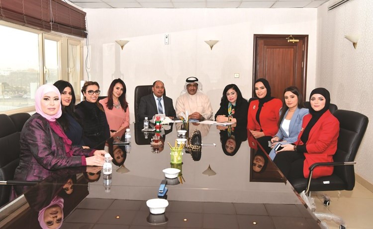 محمد الخشمان والإعلاميات إيمان الشهاب والزينة اللهو وصباح البدران وزكية جرخي وسها اسبيته وفاطمة الكندري ومناير القلاف ومها جمعة مع الزميل عاطف رمضان﻿