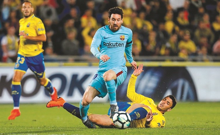 تدخل قوي من لاعب بالماس على أسطورة برشلونة ليونيل ميسي (رويترز)﻿