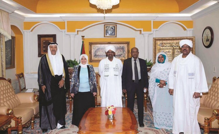 الرئيس السوداني عمر البشير خلال لقائه مع هند الصبيح والوفد المرافق لها﻿