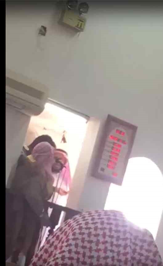 بالفيديو.. مصلون يمنعون معتلا نفسيا من إلقاء الخطبة بالمدينة