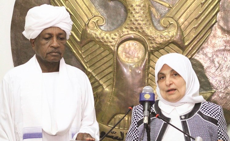 هند الصبيح ووزير العمل السوداني أحمد نهار﻿