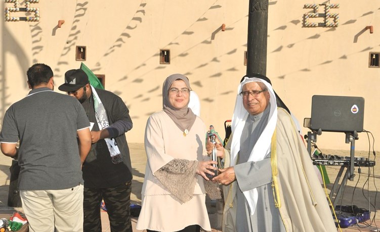 إبراهيم البغلي مكرما فريق بصمة خير ﻿