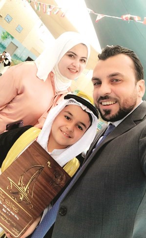 مهند محمد الضامن مع والديه وفرحة التفوق﻿