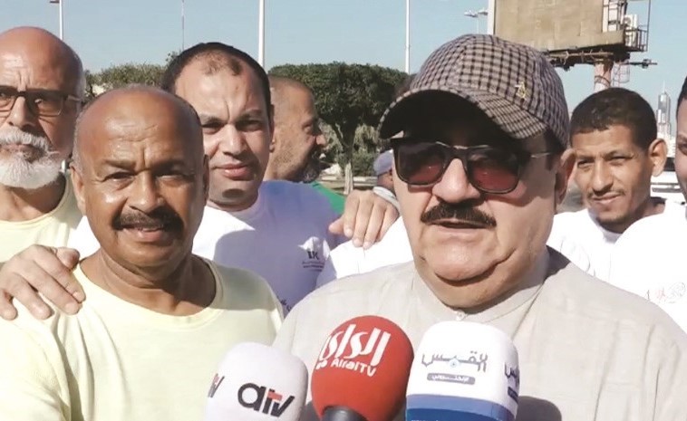  ثابت المهنا متحدثا إلى الصحافيين﻿
