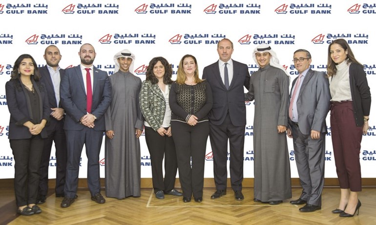 ممثلو بنك الخليج وبرو فيجن والمفوضية السامية للأمم المتحدة لشؤون اللاجئين في الكويت في لقطة جماعية ﻿