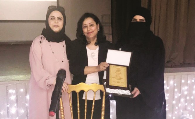 وضحة المطيري والشاعرة د.فاطمة العبيدان وفاطمة العنزي﻿