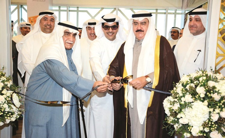 محافظ العاصمة والناهض لحظة قص الشريط﻿