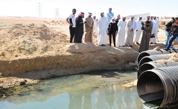 م.حسام الرومي ود.جنان بوشهري وعدد من المسؤولين خلال تفقد بحيرة المياه في مدينة صباح الأحمد السكنية              (ريليش كومار)