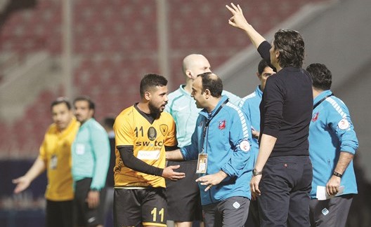 عادل عقلة في حديث مع لاعب القادسية محمد الفهد ﻿