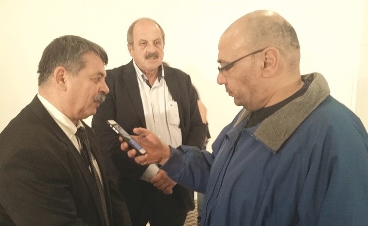 السفير بوريس بوريسوف متحدثا للزميل أسامة دياب بحضور القنصل أوغنيان سيداروف﻿