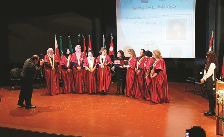 د.سعاد السويدان تتسلم الدرع التكريمية من مجلس المرأة العربية	﻿