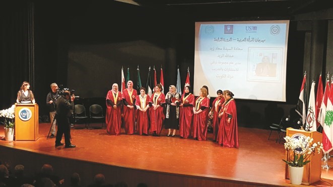 د.سعاد الزيد تتسلم الدرع التكريمية من مجلس المرأة العربية	﻿