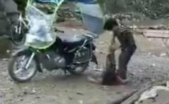 بالفيديو.. أب يتجرد من إنسانيته و يعاقب ابنته بطريقة بشعة !