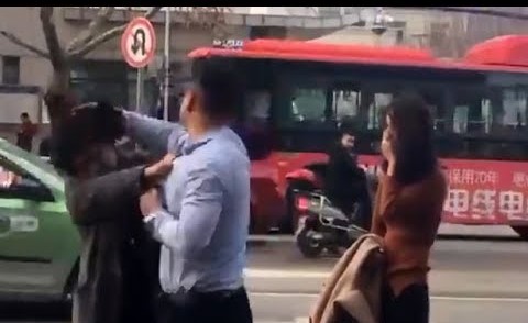 بالفيديو .. يتعرض للضرب على يد زوجته وعشيقته في الشارع