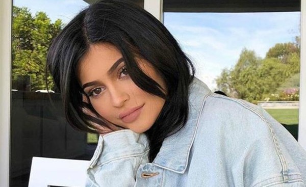 بالفيديو.. كايلي جينر تكشف وجه طفلتها "ستورمي" للمرة الأولى.. هل تشبهها؟
