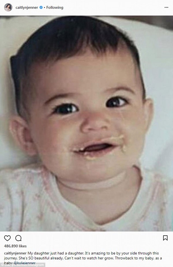 بالفيديو.. كايلي جينر تكشف وجه طفلتها "ستورمي" للمرة الأولى.. هل تشبهها؟