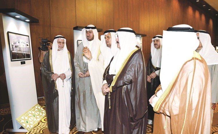 الوزير د.فهد العفاسي مستمعا لشرح من د.عبدالهادي الصالح حول المعرض المصاحب لملتقى الوقف الجعفري السابع-(محمد هاشم)﻿