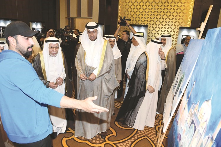 وزير الأوقاف مستمعا لشرح خلال جولة في المعرض  ﻿