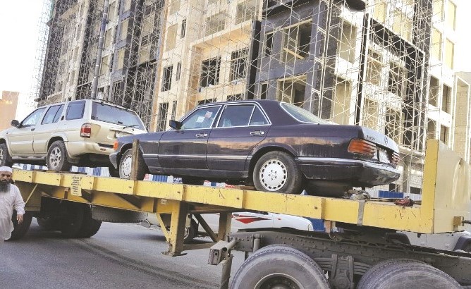 فرق البلدية خلال رفع السيارات المهملة﻿
